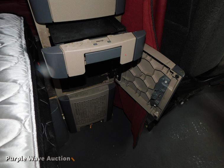 image for item DJ5925 2013 Freightliner Cascadia 125  semi truck