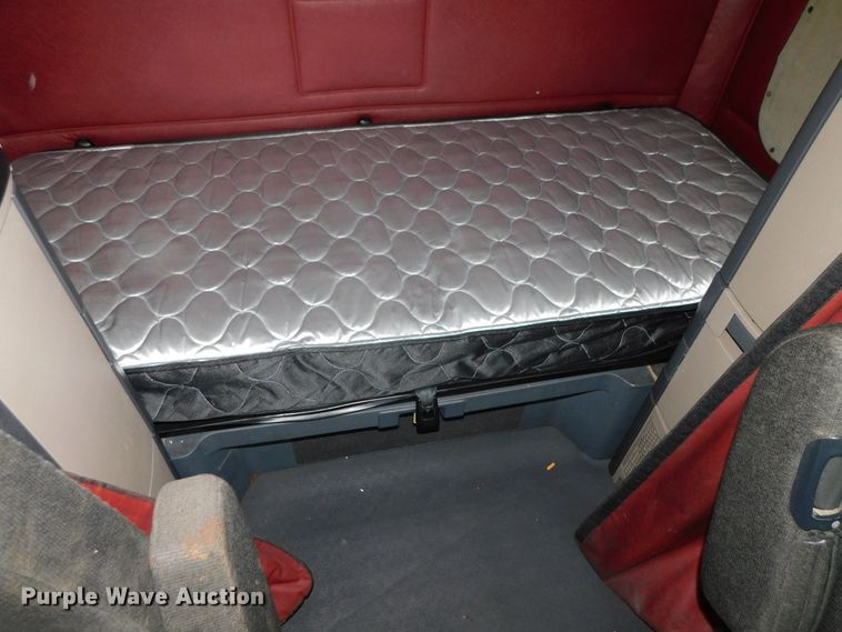 image for item DJ5925 2013 Freightliner Cascadia 125  semi truck