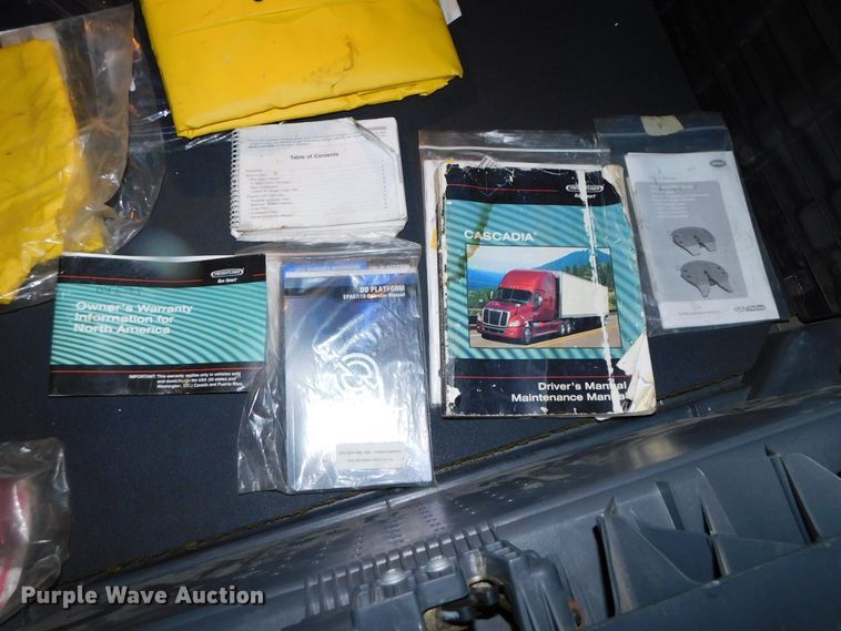 image for item DJ5925 2013 Freightliner Cascadia 125  semi truck