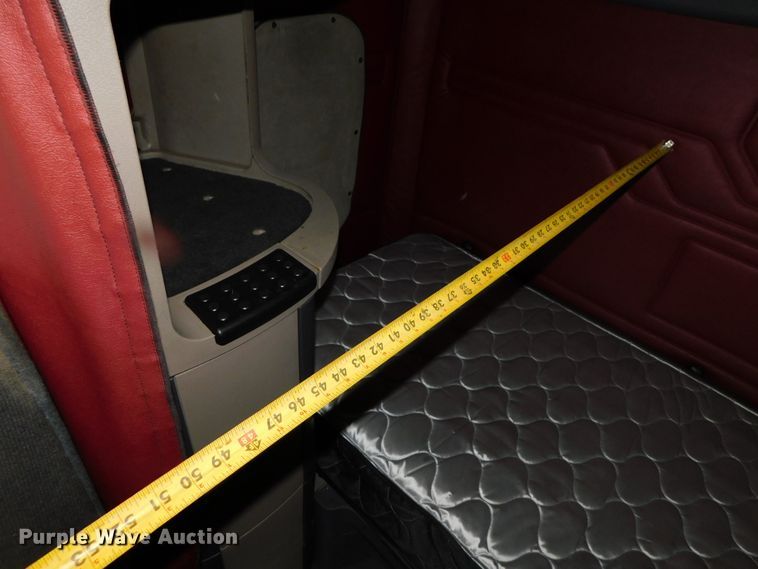 image for item DJ5925 2013 Freightliner Cascadia 125  semi truck