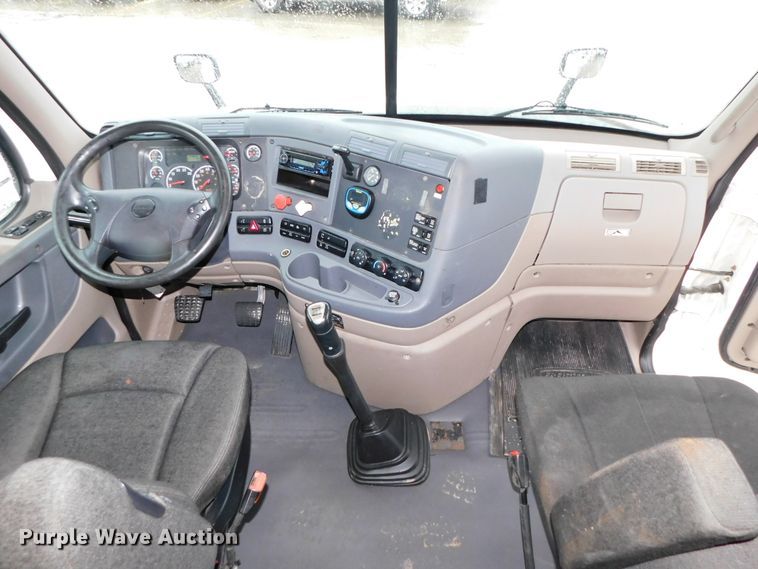 image for item DJ5925 2013 Freightliner Cascadia 125  semi truck