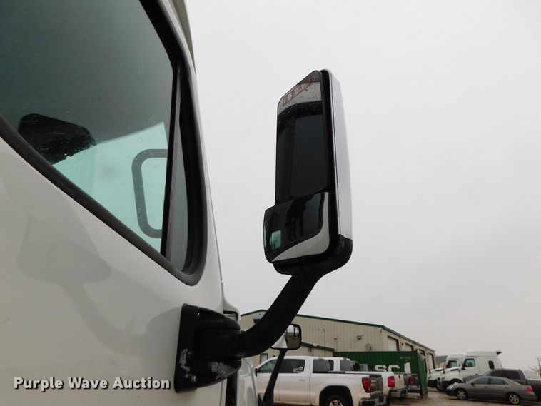 image for item DJ5925 2013 Freightliner Cascadia 125  semi truck