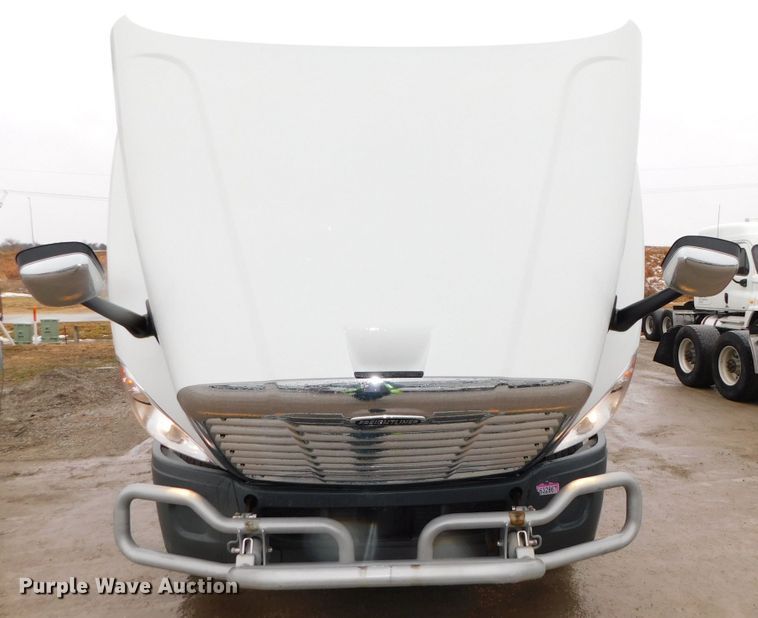 image for item DJ5925 2013 Freightliner Cascadia 125  semi truck