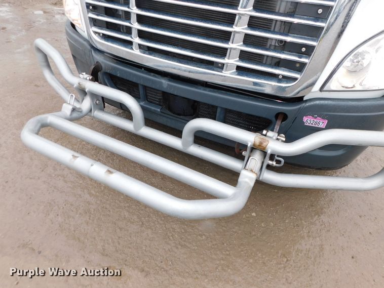 image for item DJ5925 2013 Freightliner Cascadia 125  semi truck