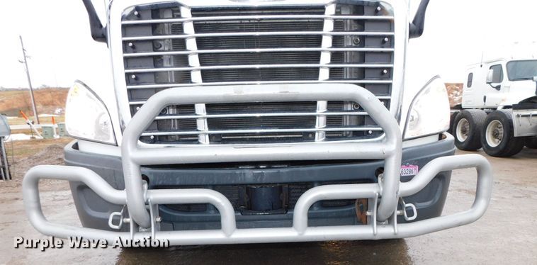 image for item DJ5925 2013 Freightliner Cascadia 125  semi truck