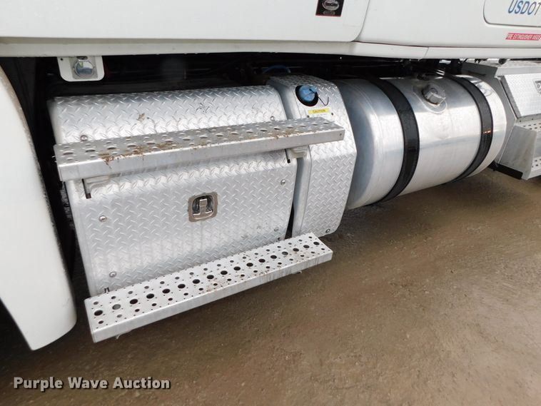 image for item DJ5925 2013 Freightliner Cascadia 125  semi truck