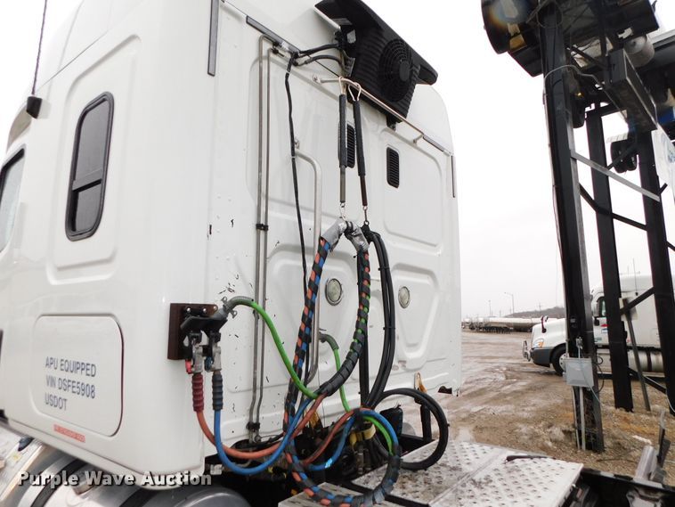 image for item DJ5925 2013 Freightliner Cascadia 125  semi truck