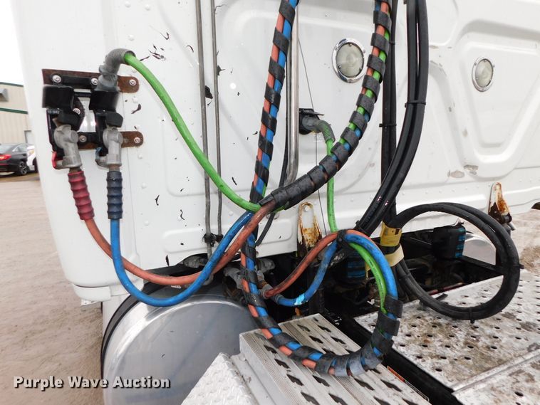 image for item DJ5925 2013 Freightliner Cascadia 125  semi truck