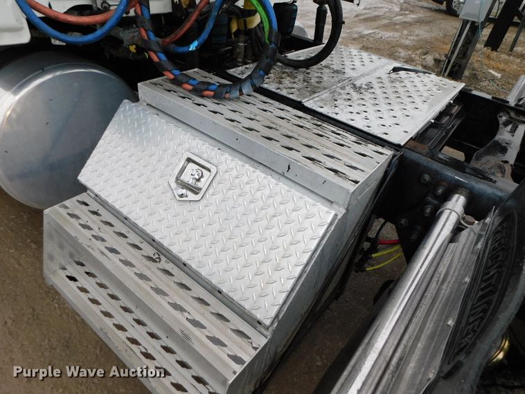 image for item DJ5925 2013 Freightliner Cascadia 125  semi truck