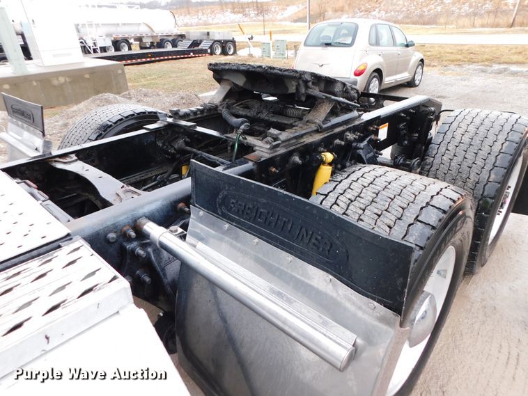 image for item DJ5925 2013 Freightliner Cascadia 125  semi truck