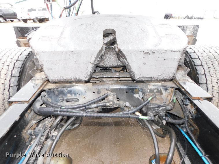 image for item DJ5925 2013 Freightliner Cascadia 125  semi truck