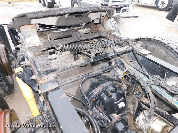 image for item DJ5925 2013 Freightliner Cascadia 125  semi truck