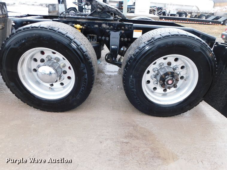 image for item DJ5925 2013 Freightliner Cascadia 125  semi truck