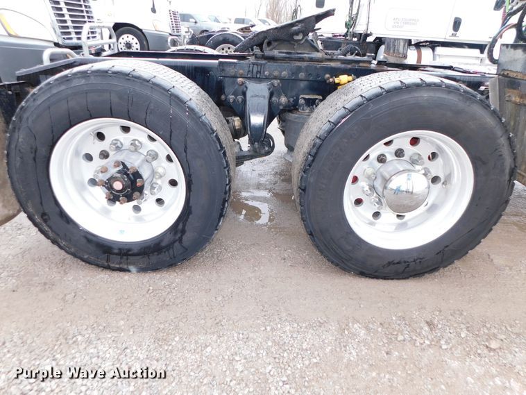 image for item DJ5925 2013 Freightliner Cascadia 125  semi truck