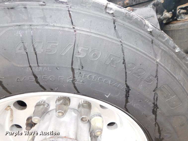 image for item DJ5925 2013 Freightliner Cascadia 125  semi truck