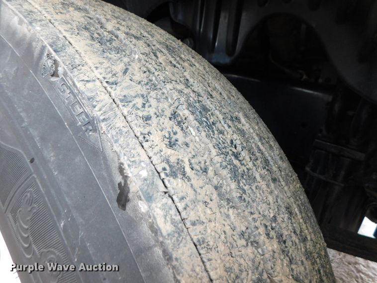 image for item DJ5925 2013 Freightliner Cascadia 125  semi truck