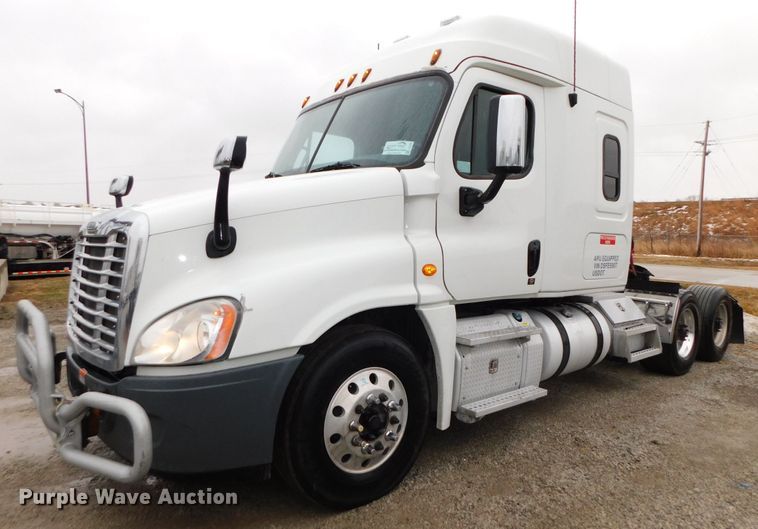 image for item DJ5926 2013 Freightliner Cascadia 125  semi truck