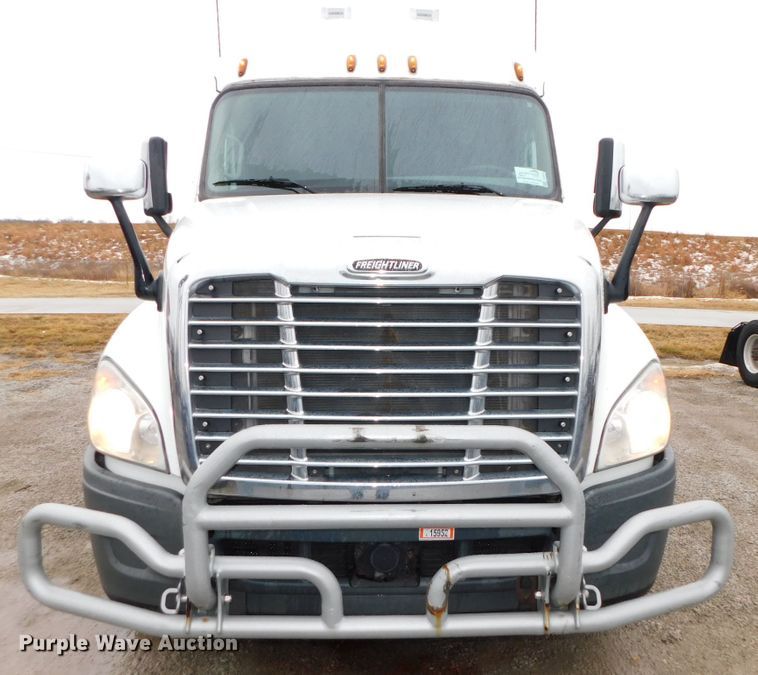 image for item DJ5926 2013 Freightliner Cascadia 125  semi truck