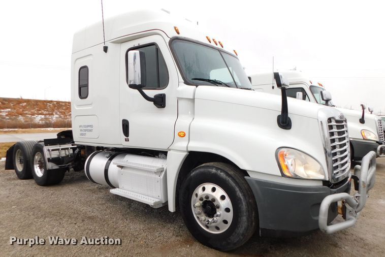 image for item DJ5926 2013 Freightliner Cascadia 125  semi truck