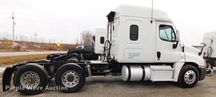 image for item DJ5926 2013 Freightliner Cascadia 125  semi truck