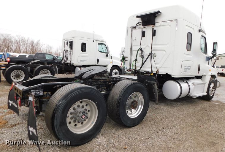 image for item DJ5926 2013 Freightliner Cascadia 125  semi truck