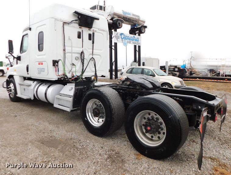 image for item DJ5926 2013 Freightliner Cascadia 125  semi truck
