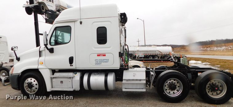 image for item DJ5926 2013 Freightliner Cascadia 125  semi truck