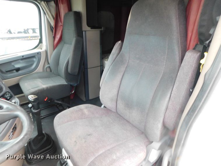 image for item DJ5926 2013 Freightliner Cascadia 125  semi truck