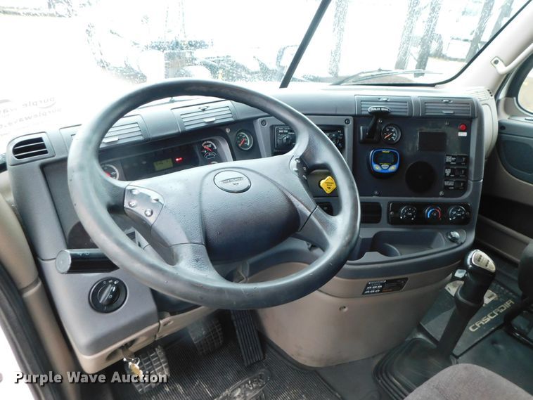 image for item DJ5926 2013 Freightliner Cascadia 125  semi truck