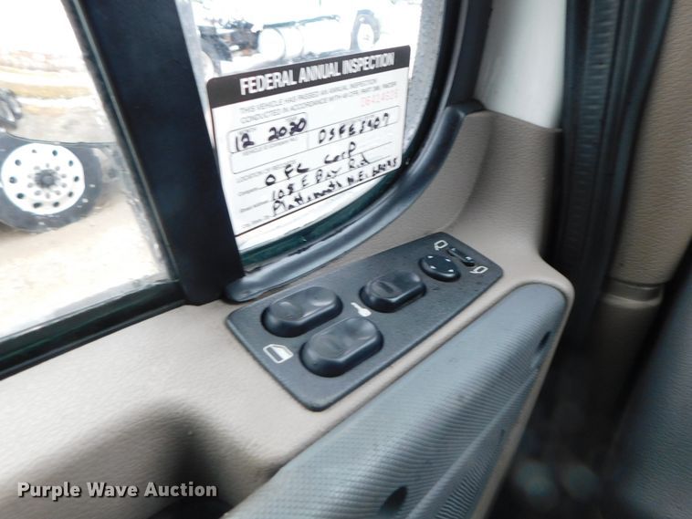 image for item DJ5926 2013 Freightliner Cascadia 125  semi truck