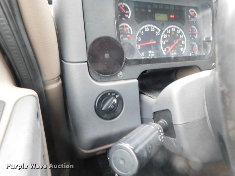 image for item DJ5926 2013 Freightliner Cascadia 125  semi truck