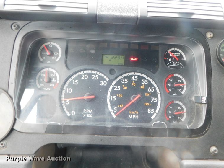 image for item DJ5926 2013 Freightliner Cascadia 125  semi truck