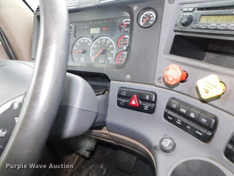 image for item DJ5926 2013 Freightliner Cascadia 125  semi truck