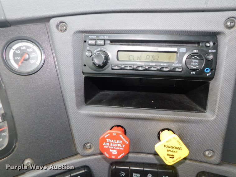 image for item DJ5926 2013 Freightliner Cascadia 125  semi truck