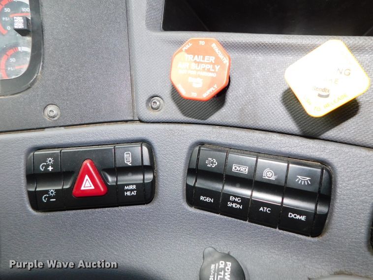 image for item DJ5926 2013 Freightliner Cascadia 125  semi truck