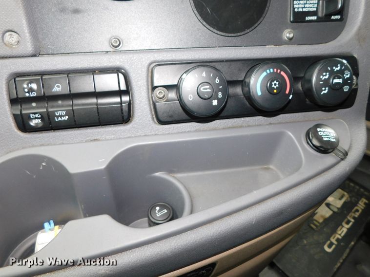 image for item DJ5926 2013 Freightliner Cascadia 125  semi truck