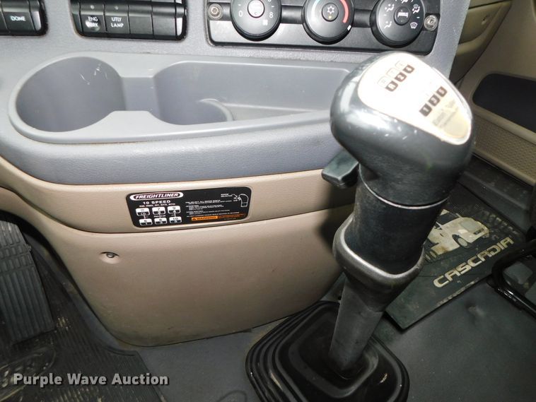 image for item DJ5926 2013 Freightliner Cascadia 125  semi truck