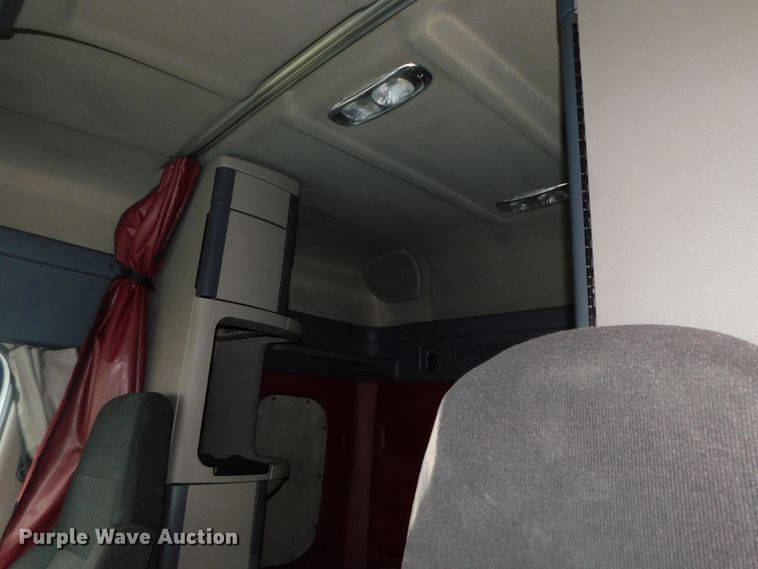 image for item DJ5926 2013 Freightliner Cascadia 125  semi truck