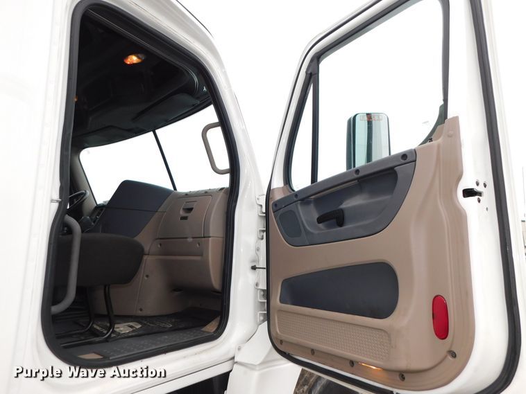 image for item DJ5926 2013 Freightliner Cascadia 125  semi truck