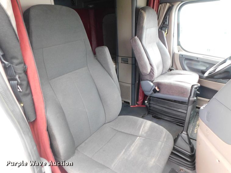 image for item DJ5926 2013 Freightliner Cascadia 125  semi truck