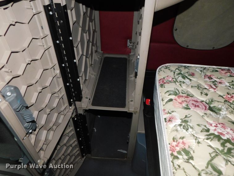 image for item DJ5926 2013 Freightliner Cascadia 125  semi truck