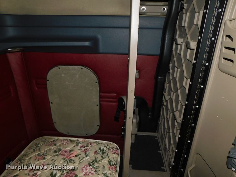 image for item DJ5926 2013 Freightliner Cascadia 125  semi truck