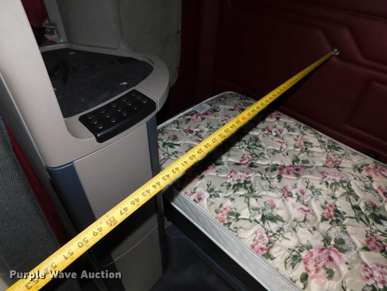 image for item DJ5926 2013 Freightliner Cascadia 125  semi truck