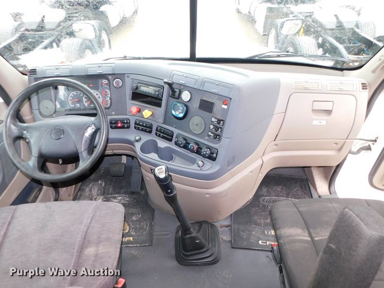 image for item DJ5926 2013 Freightliner Cascadia 125  semi truck