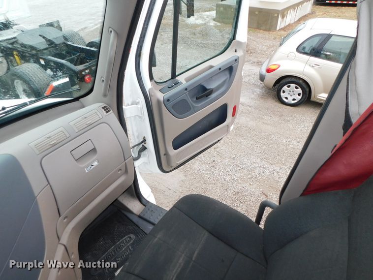 image for item DJ5926 2013 Freightliner Cascadia 125  semi truck