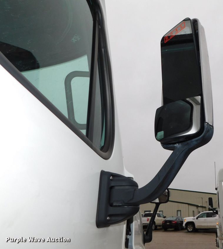 image for item DJ5926 2013 Freightliner Cascadia 125  semi truck