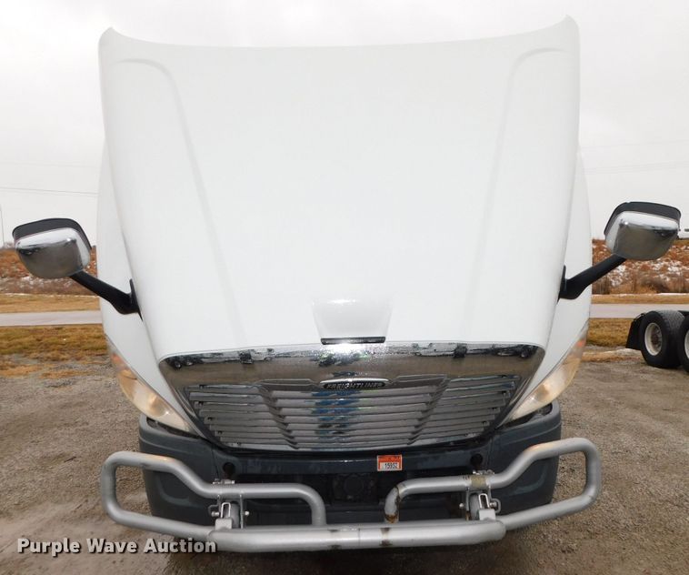 image for item DJ5926 2013 Freightliner Cascadia 125  semi truck