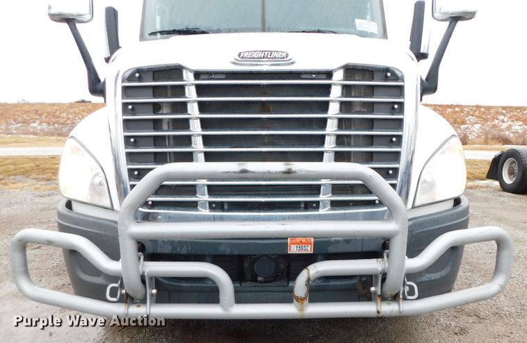image for item DJ5926 2013 Freightliner Cascadia 125  semi truck