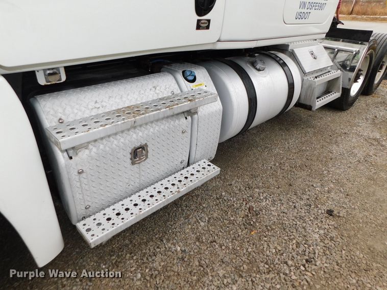 image for item DJ5926 2013 Freightliner Cascadia 125  semi truck