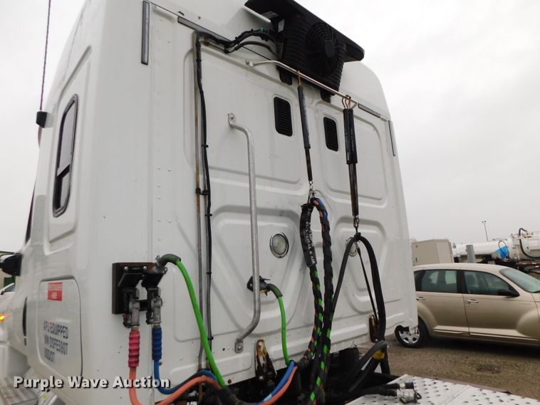 image for item DJ5926 2013 Freightliner Cascadia 125  semi truck